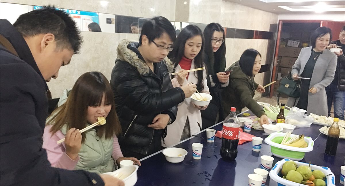 公司发展“冬至包饺子，欢乐师作”活动
