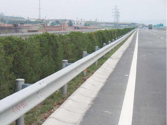 公路护栏施工当苦衷项